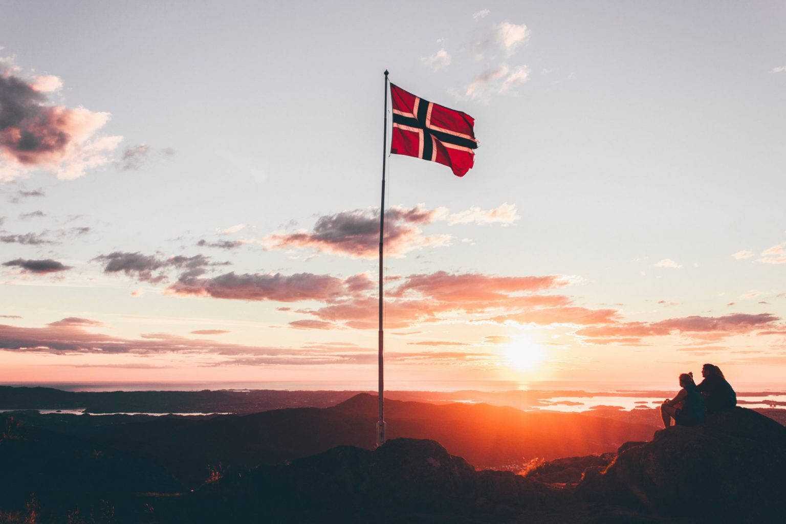 Die Flagge von Norwegen im Abendlicht